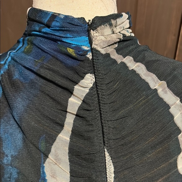 Chic Abstract Ruched Top - Picture 7 of 9